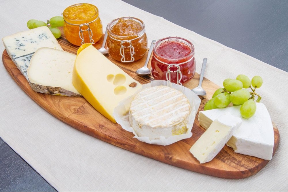 Cómo preparar una tabla de quesos con mermelada y miel – Jumel