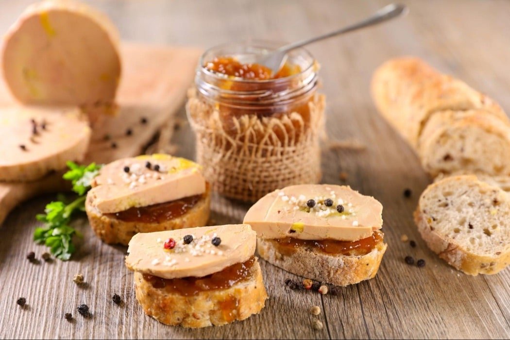Cebolla y pan tostado escarchadas de foie gras
