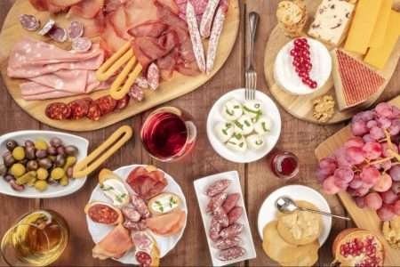 Cómo preparar la tabla de quesos y embutidos perfecta para las fiestas